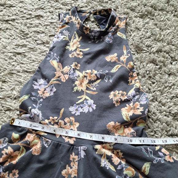 Kimchi Blue | Grey & flower sleevless open back shorts romper/ Jumpsuit - Picture 9 of 13